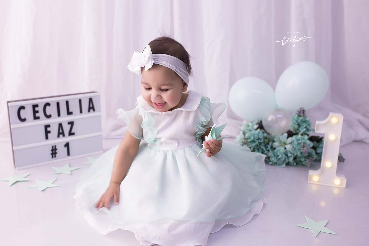 no ensaio infantil a bebe sorri