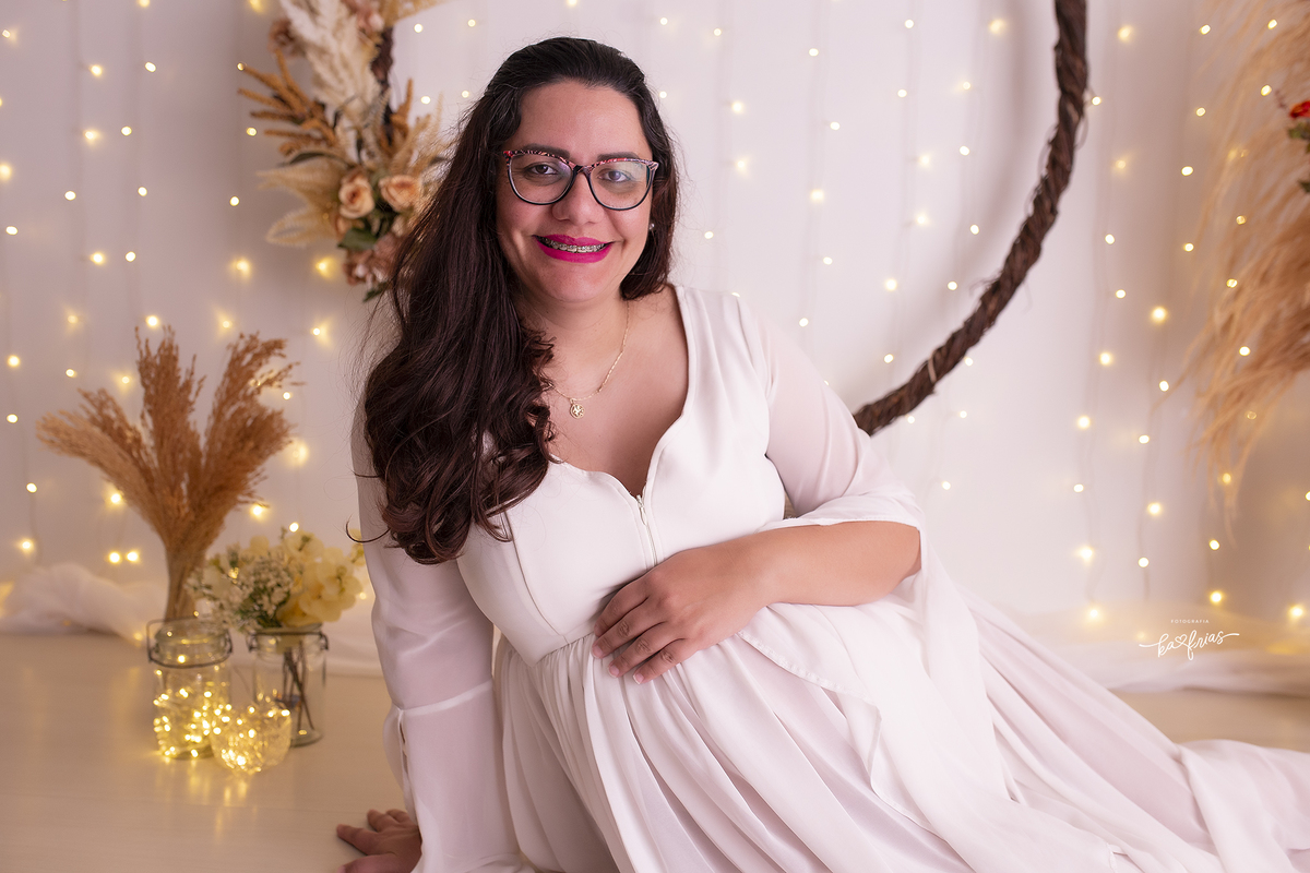 a mae sorri para a fotografa de gestantes