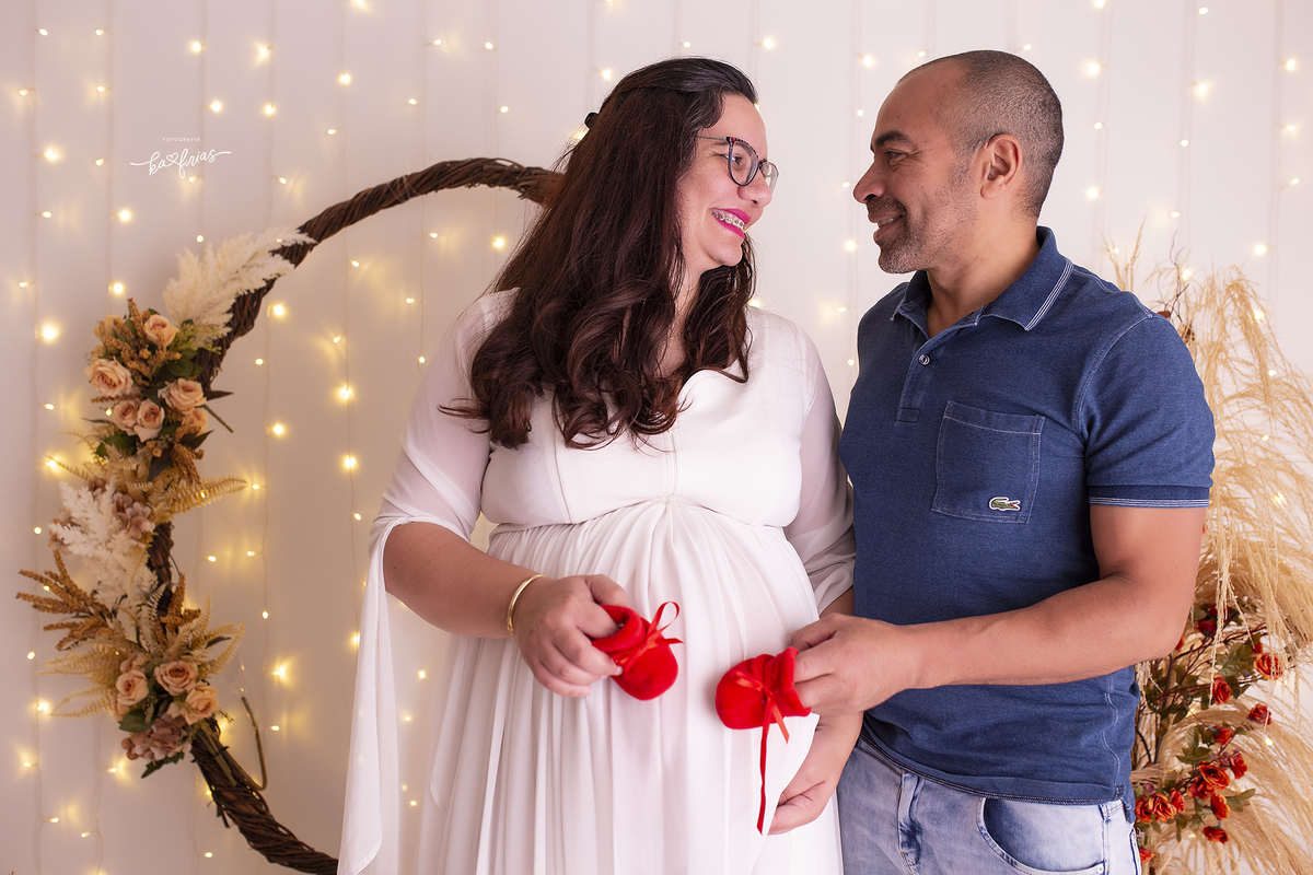 no ensaio de gestante em estudio, os pais sorriem