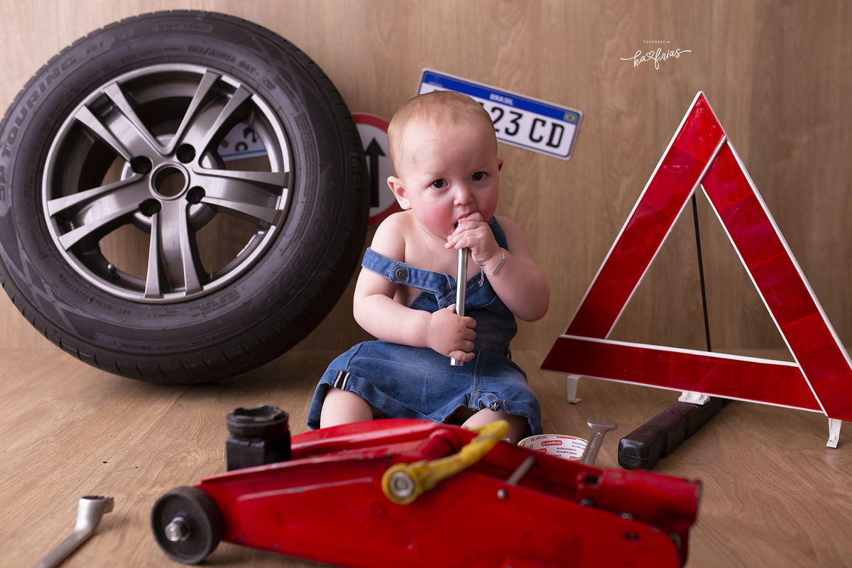 no ensaio o bebe brinca com as ferramentas