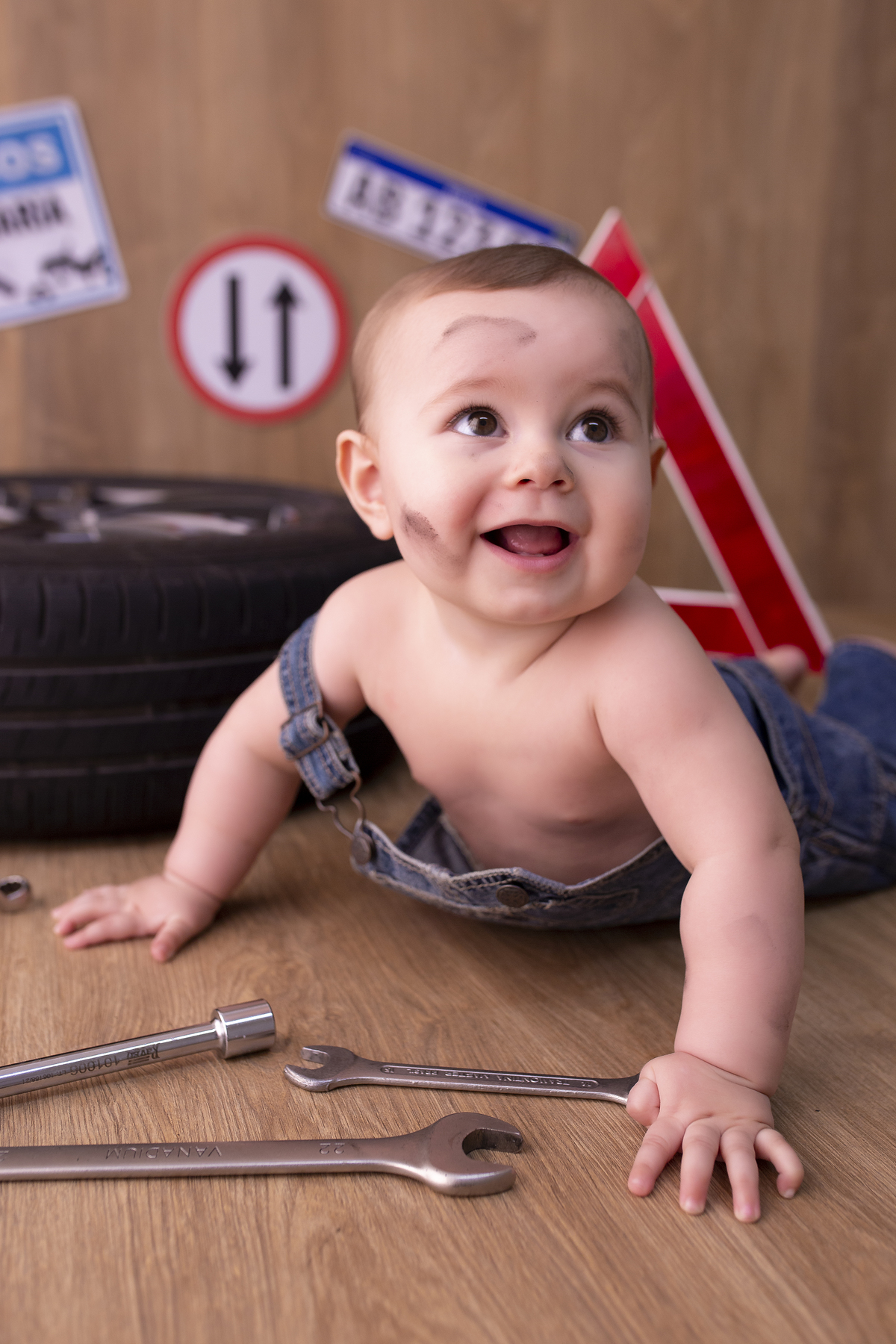 o menino sorri na sessão de fotos