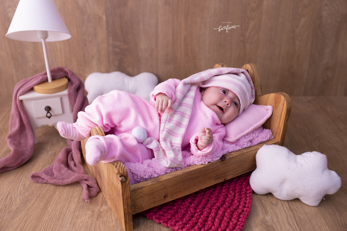 a menina esta deitada nas fotos de acompanhamento mensal