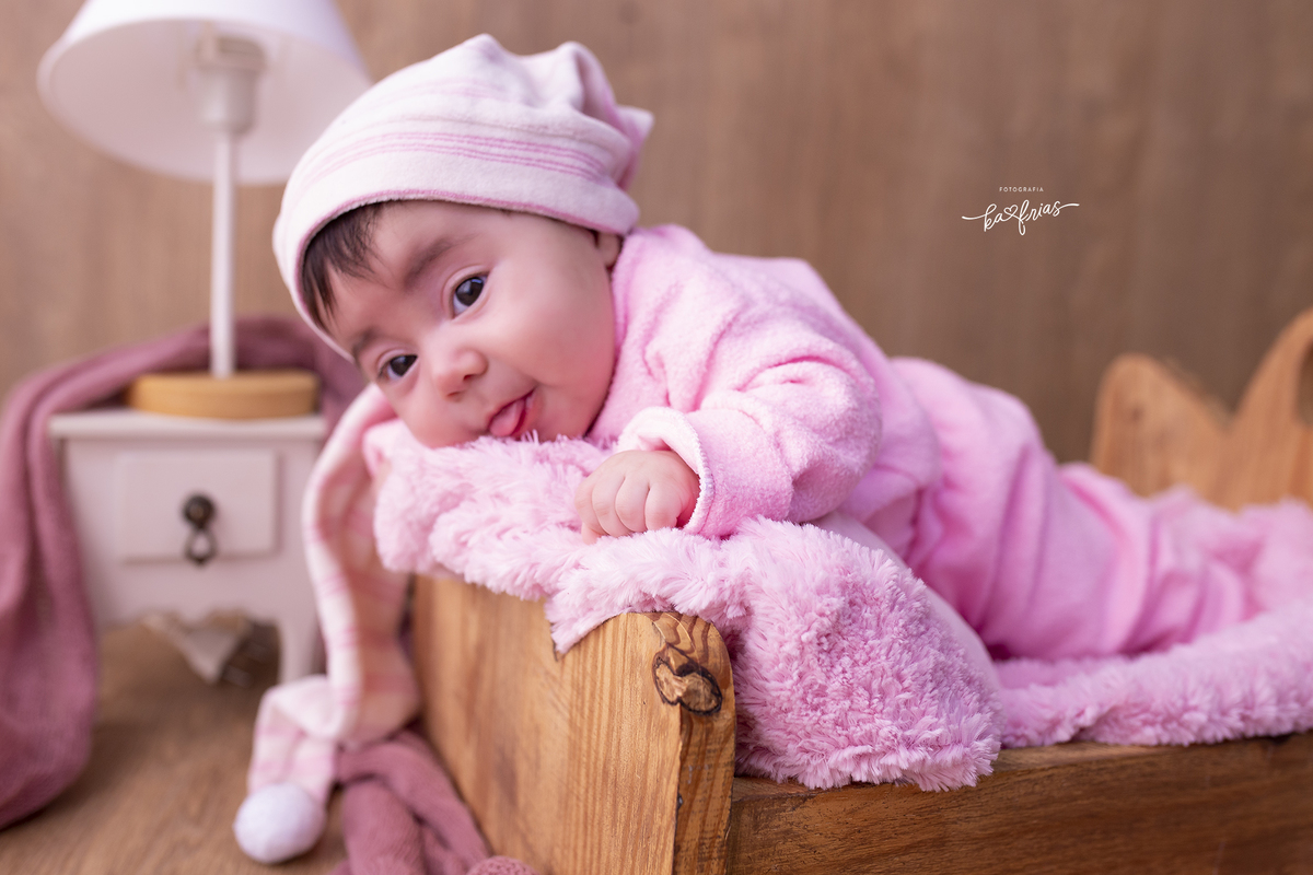 a bebe mostra a lingua para a fotografa de caxias do sul, ka frias