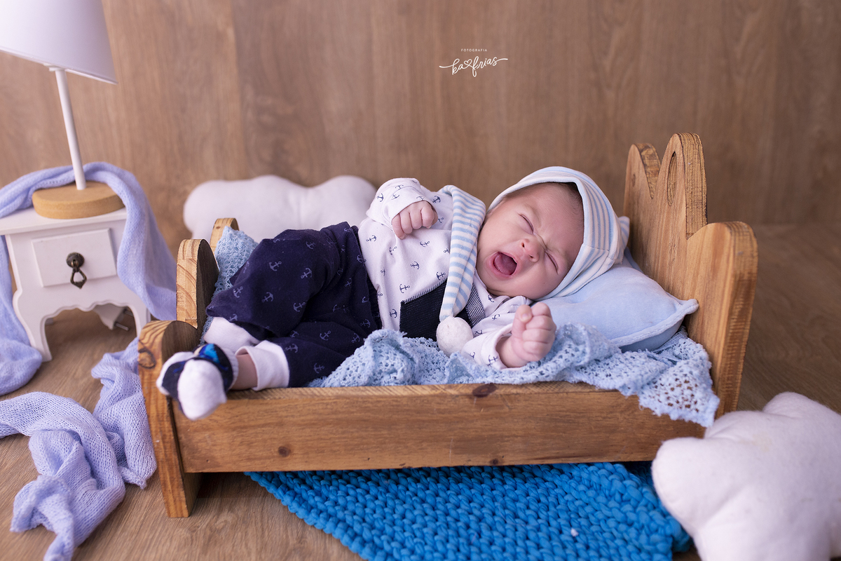 o menino boceja durante ensaio infantil