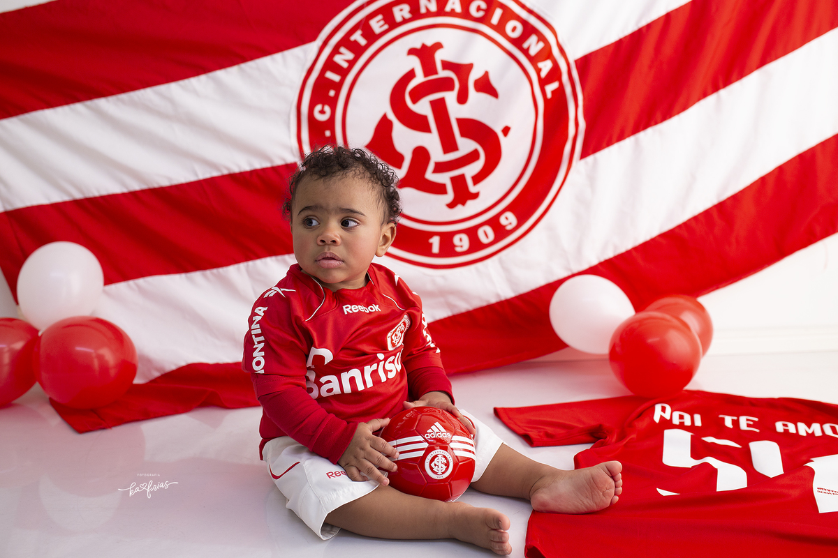 o menino olha para a o lado no ensaio de time de futebol