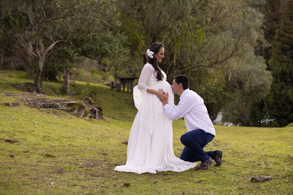 o pais beija a barriga no ensaio gestante