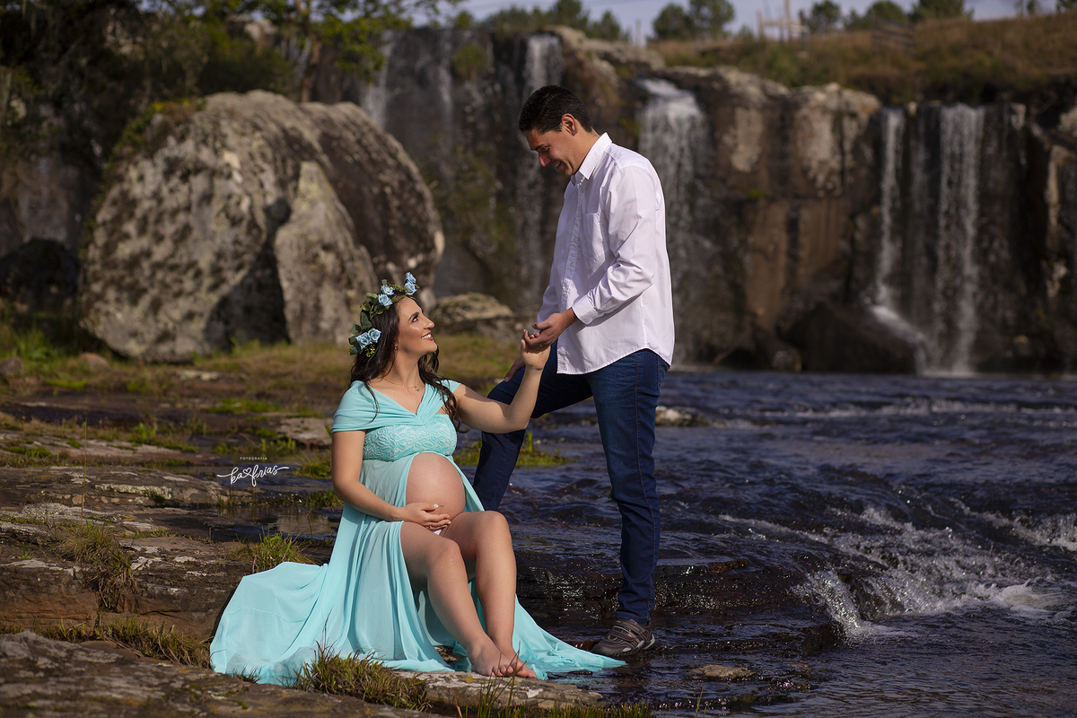 os pais se olham na sessão de fotos