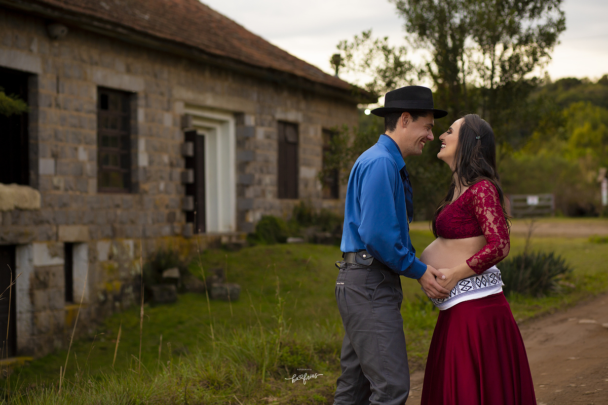 os pais brincam no ensaio de gestante externo