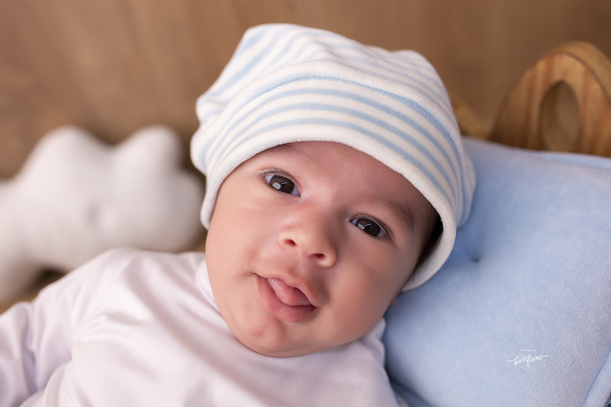 o menino mostra a lingua para a fotografa de bebes de caxias do sul, ka frias