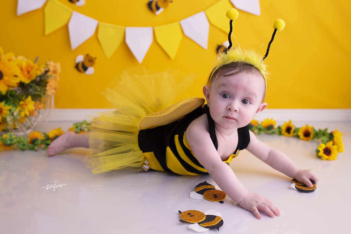 a menina esta de bruços para as fotos mensais