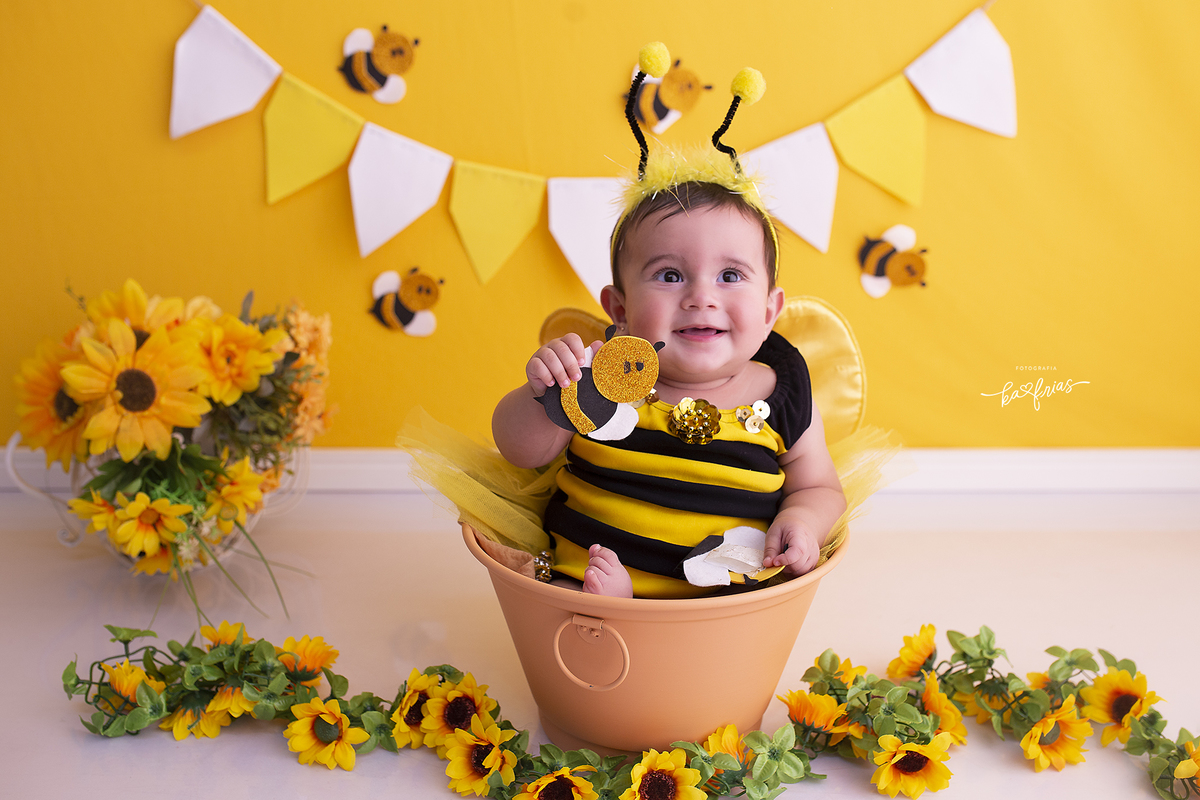 a menina esta dentro de um balde na sessão de fotos