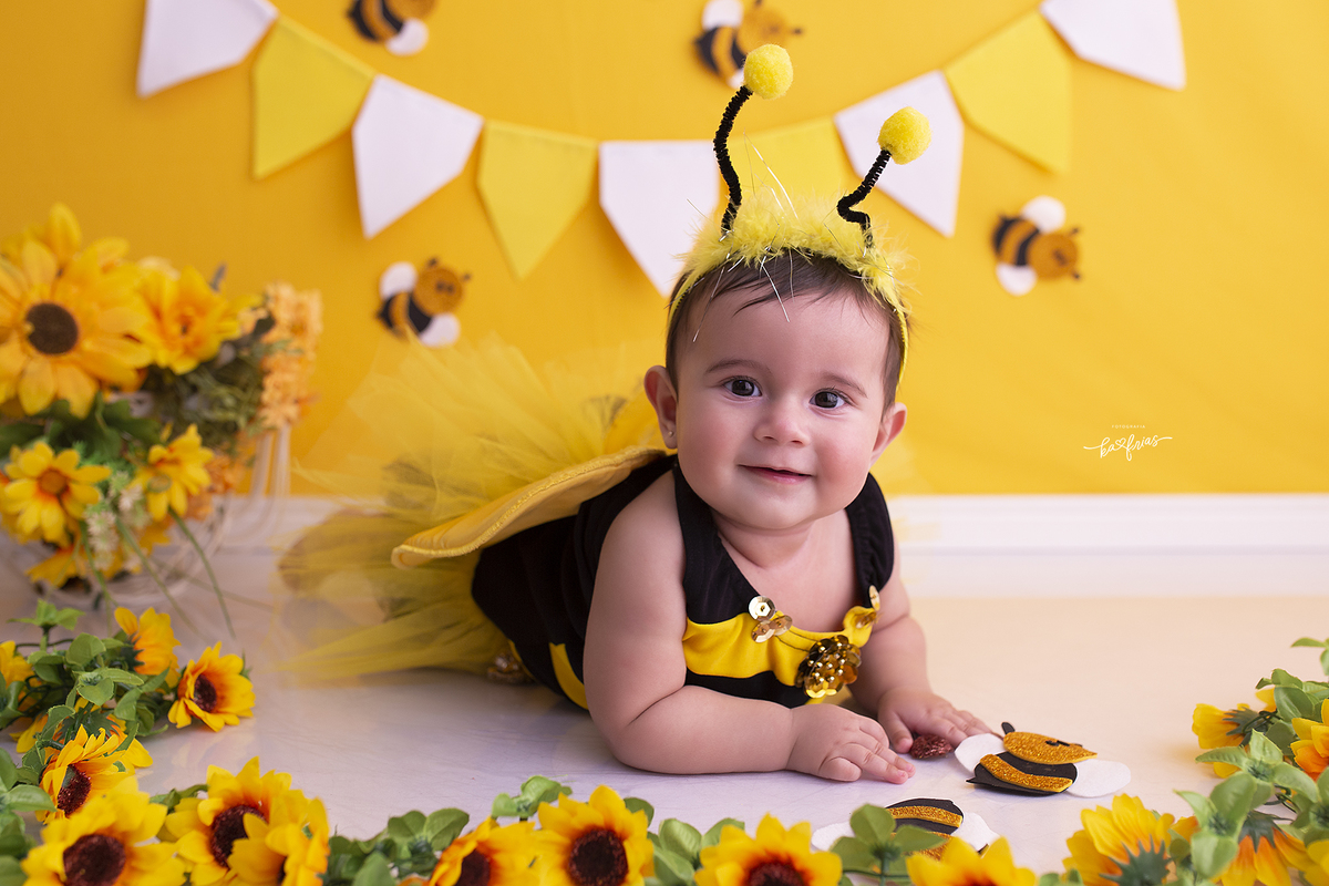 a menina esta vestida de abelha para as fotos mensais