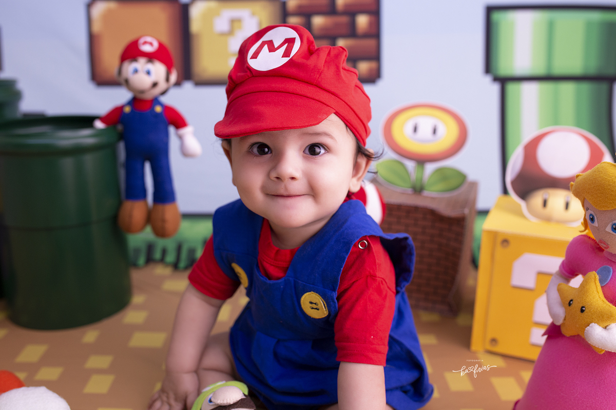 no ensaio infantil o bebe esta vestido de super mario