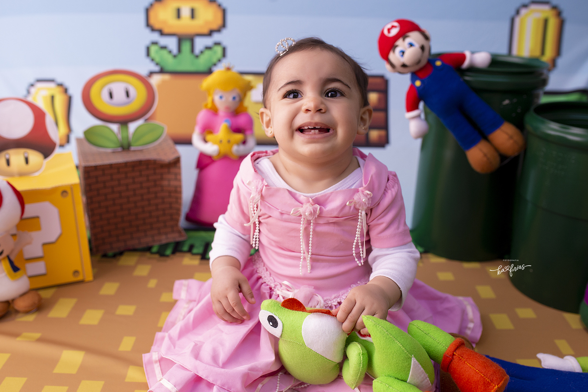 a menina sorri para a fotografa de bebes de caxias do sul, ka frias