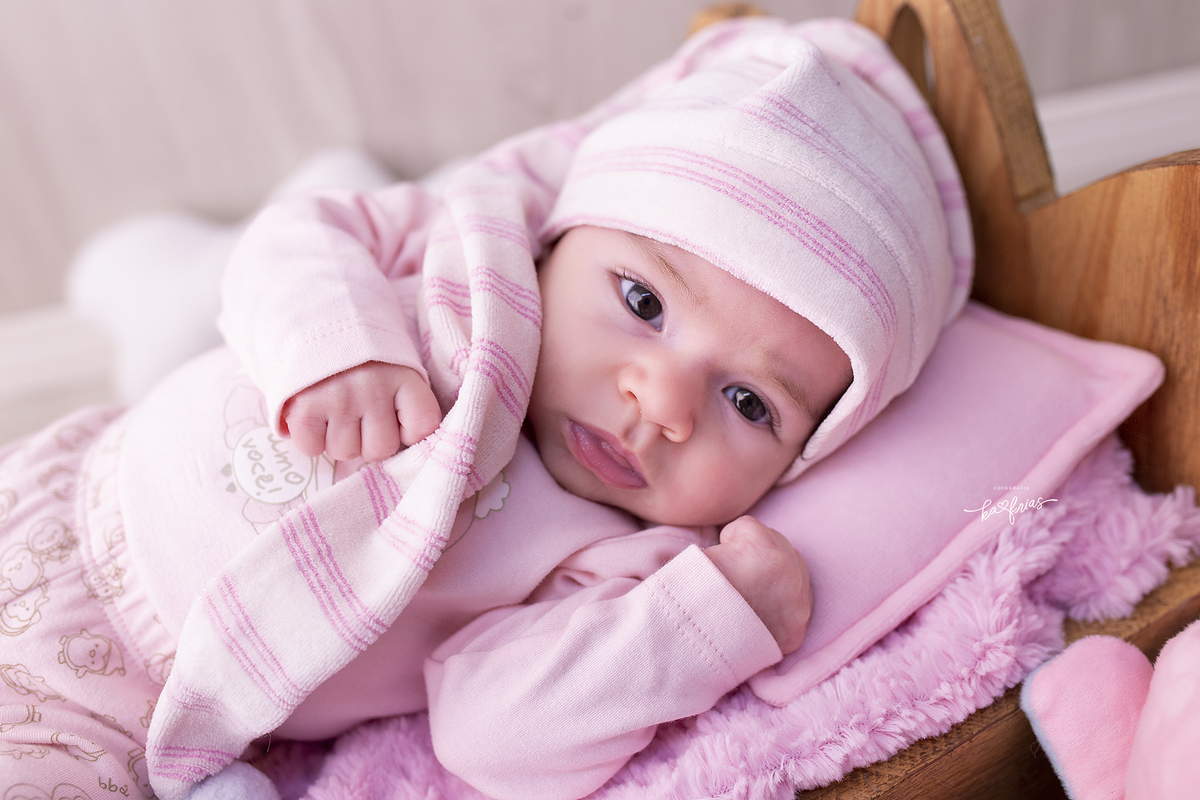 a menina olha para a fotografa de caxias do sul, ka frias