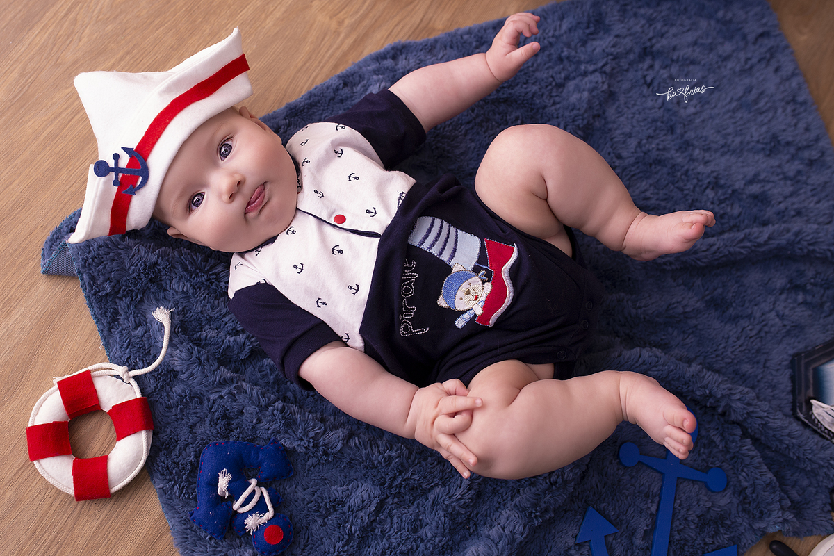 o bebe mostra a lingua para a fotografa de caxias do sul, ka frias