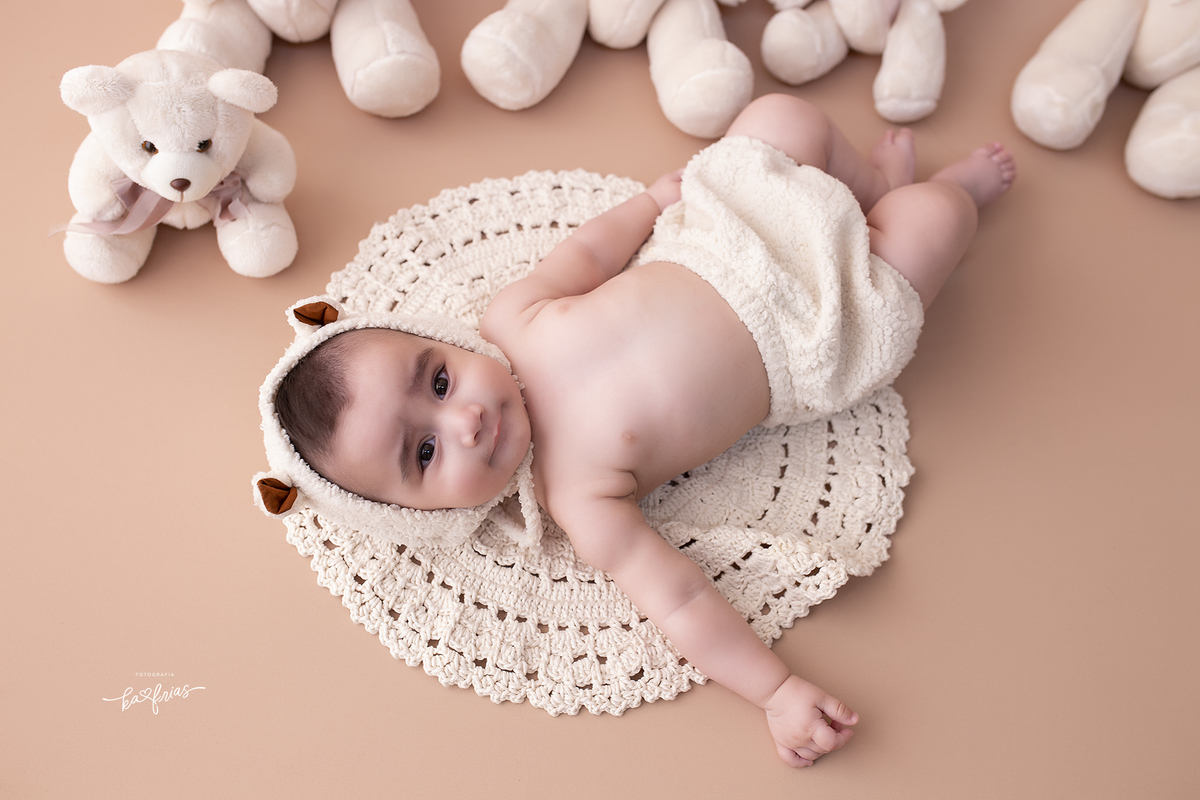 no acompanhamento o menino olha para a camera