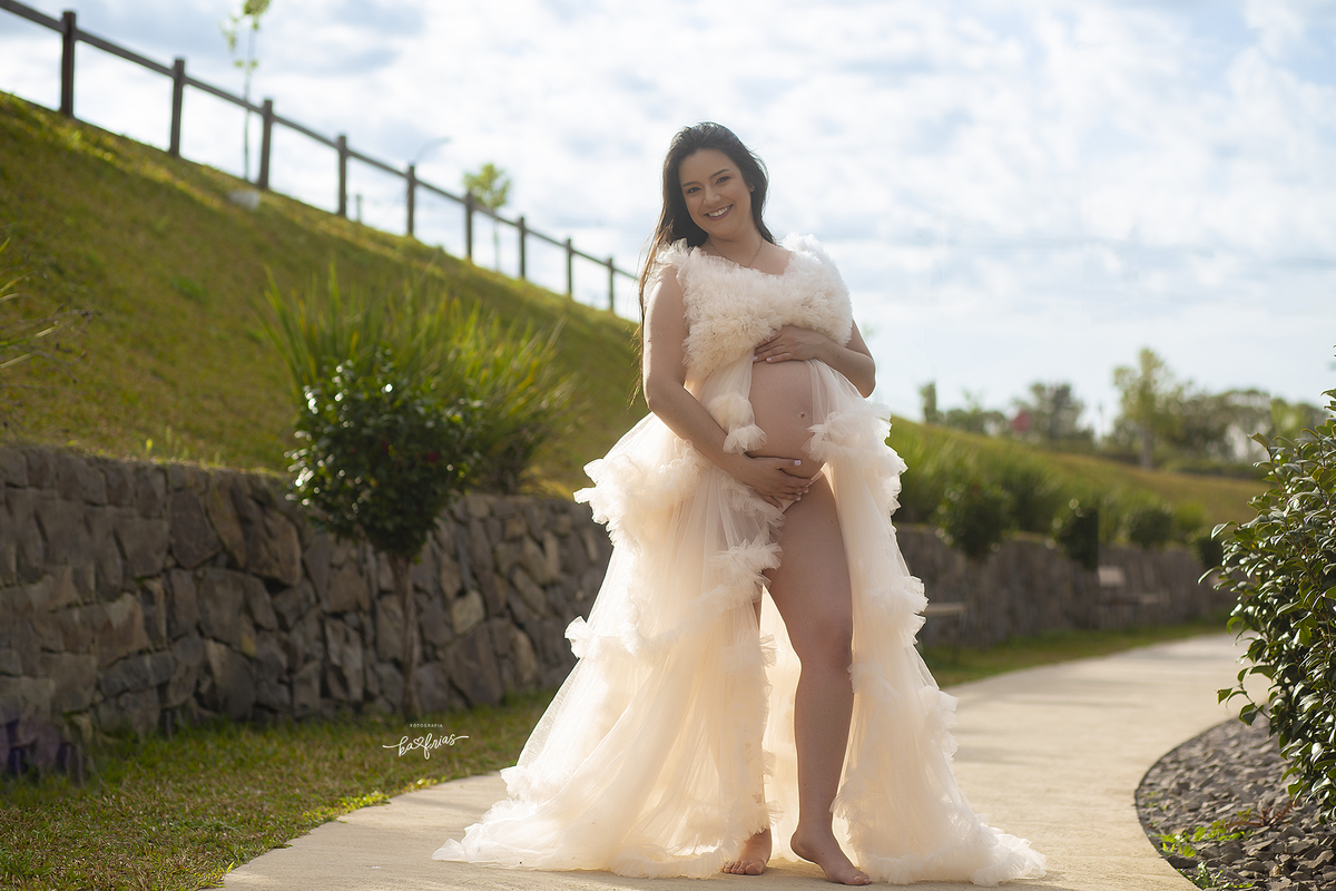a gestante olha para a fotografa de caxias do sul, ka frias