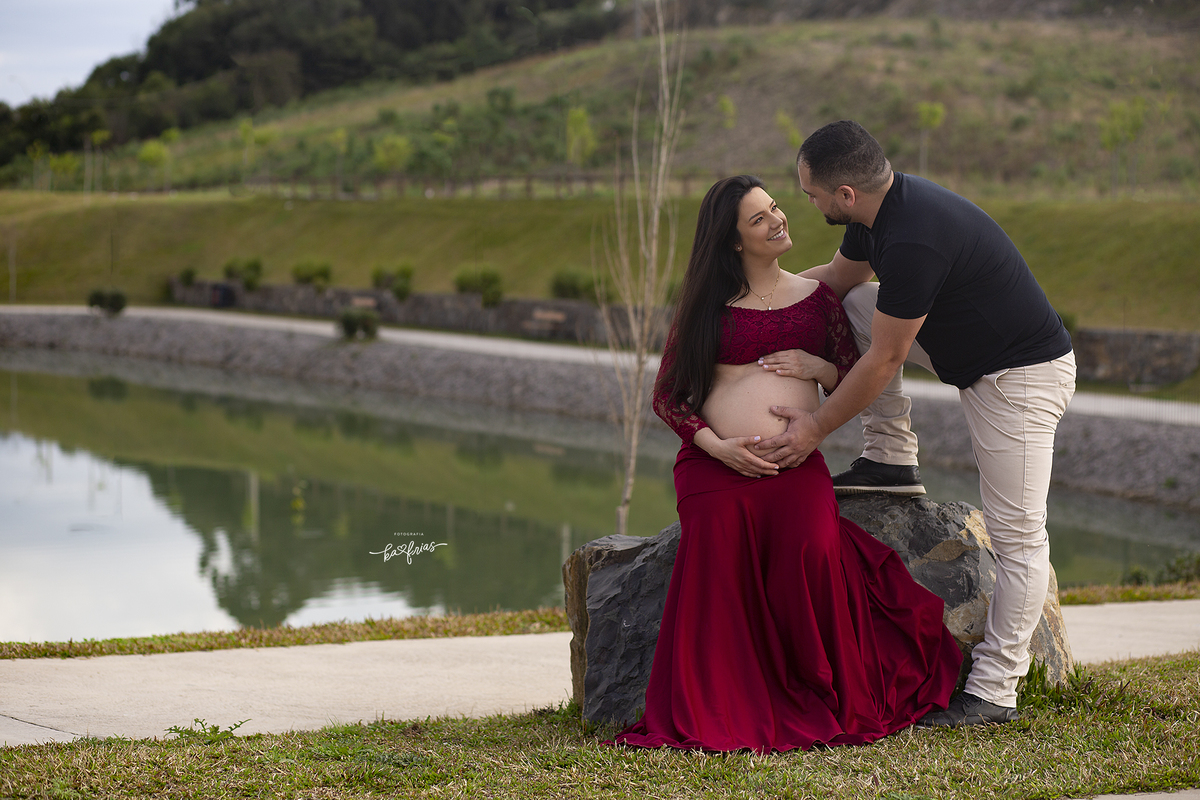 os pais se olham no ensaio externo de gestante