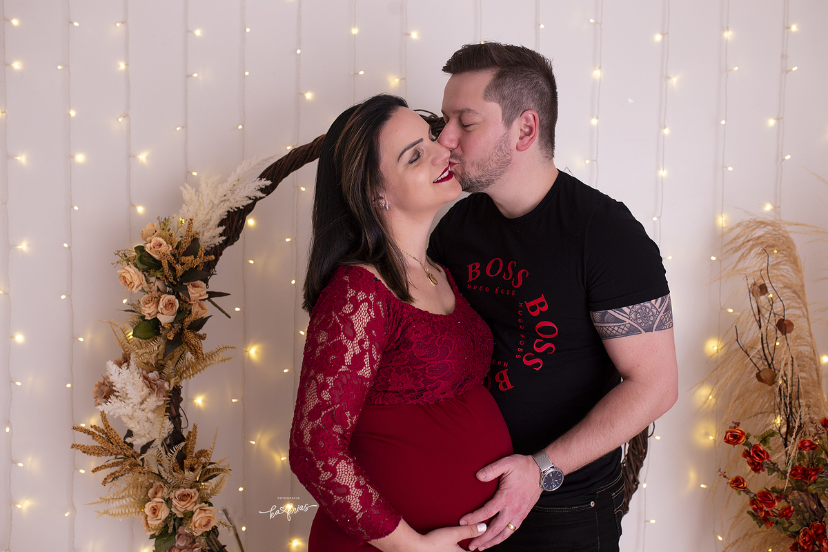 o pai beija a mae no book de gestante