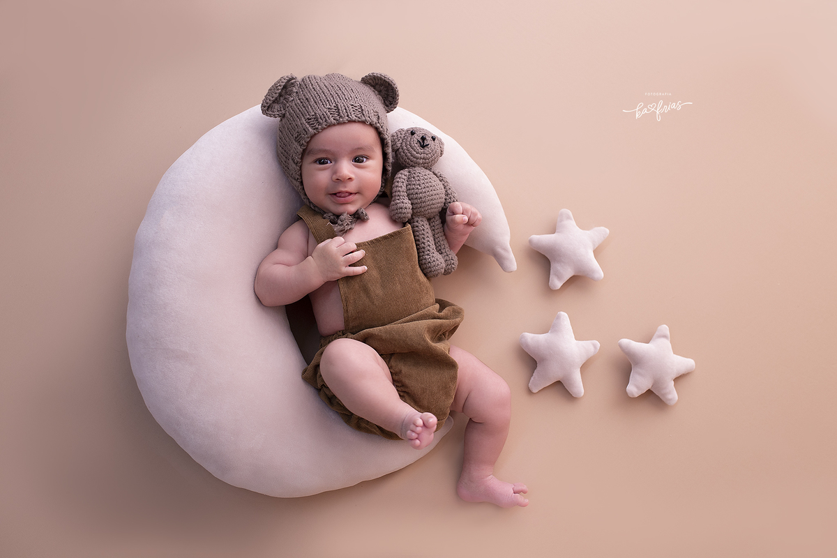 o menino esta deitado na lua nas fotos de acompanhamento mensal