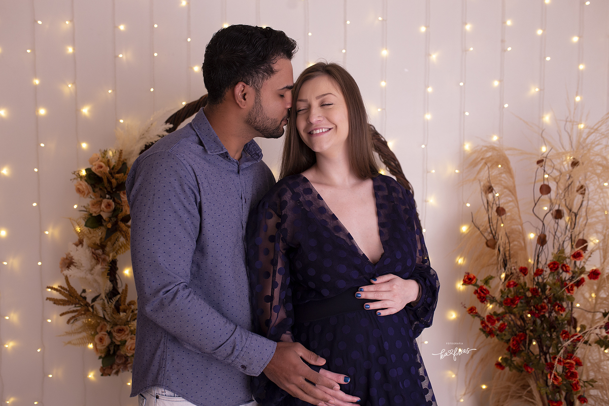 o pai  beija a gestante no ensaio