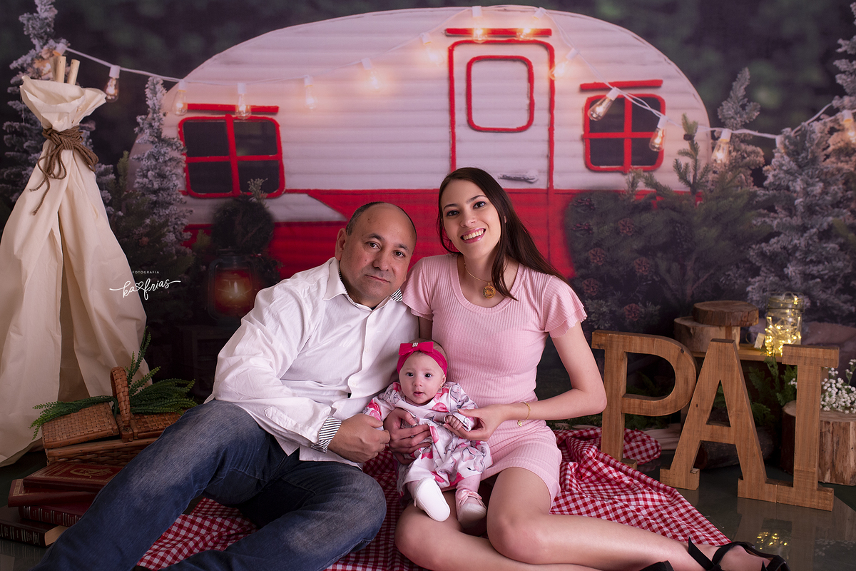 a familia posa no cenario de dia dos pais