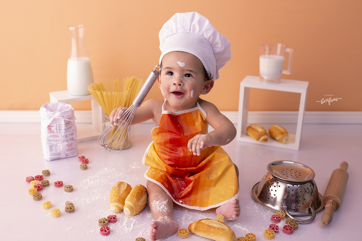 no ensaio infantil o bebe brinca com a farinha
