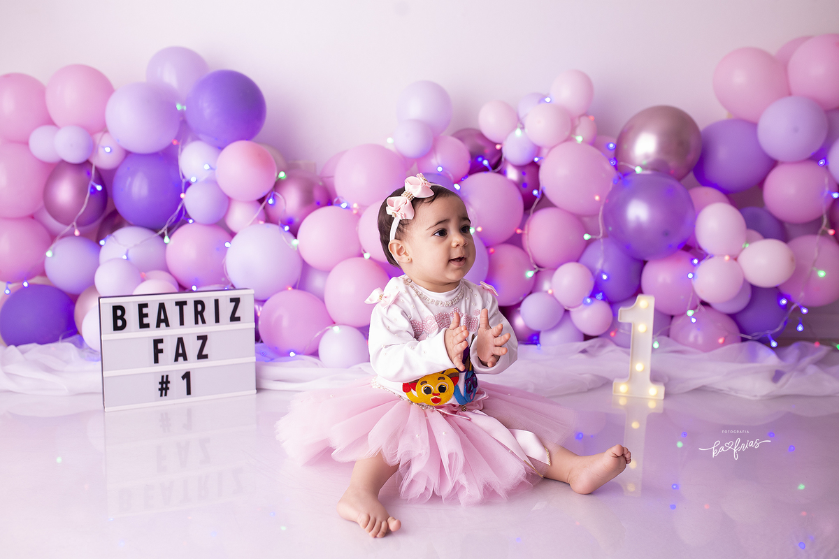 a menina bate palmas no ensaio smash the cake