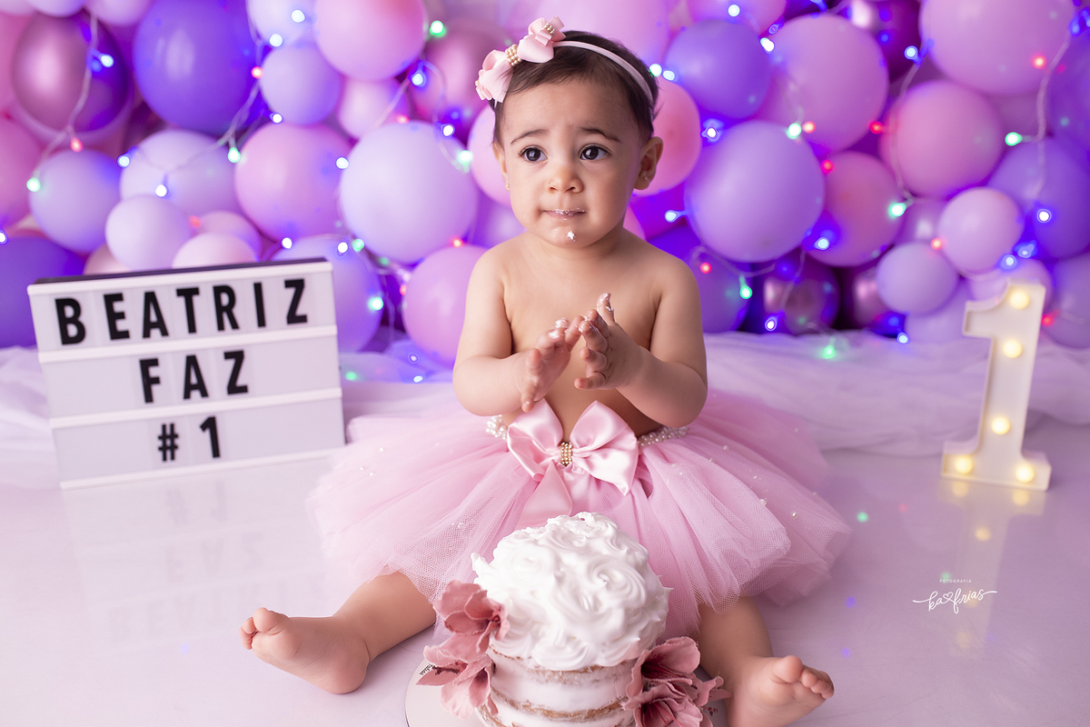 a menina come o bolo no ensaio de um aninho