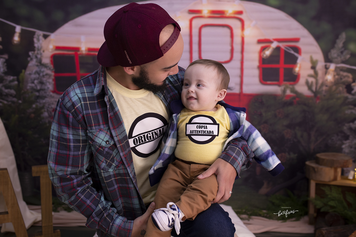pai e filho se olham na sessão de fotos em estudio