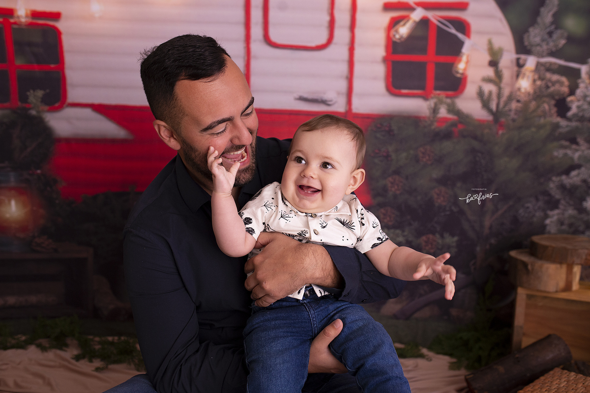 o pai brinca com o filho no ensaio de dia dos pais