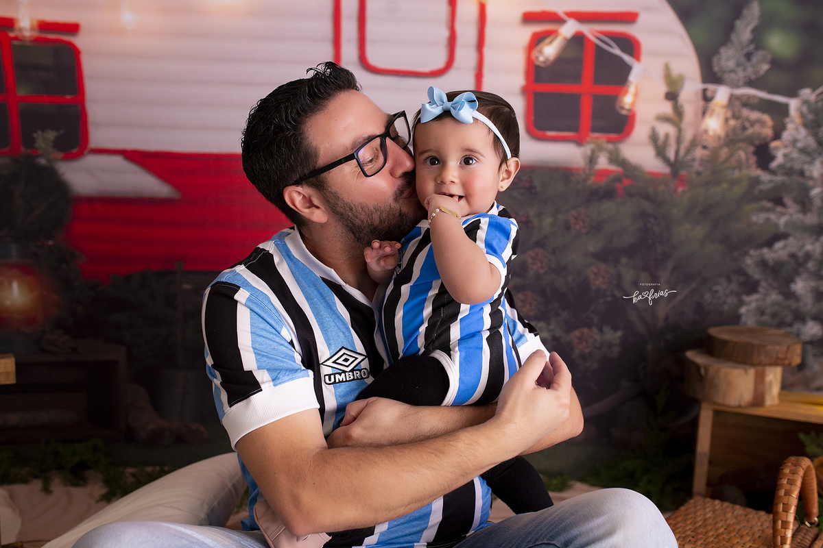 O PAI BEIJA A FILHA NO ENSAIO DE DIA DOS PAIS