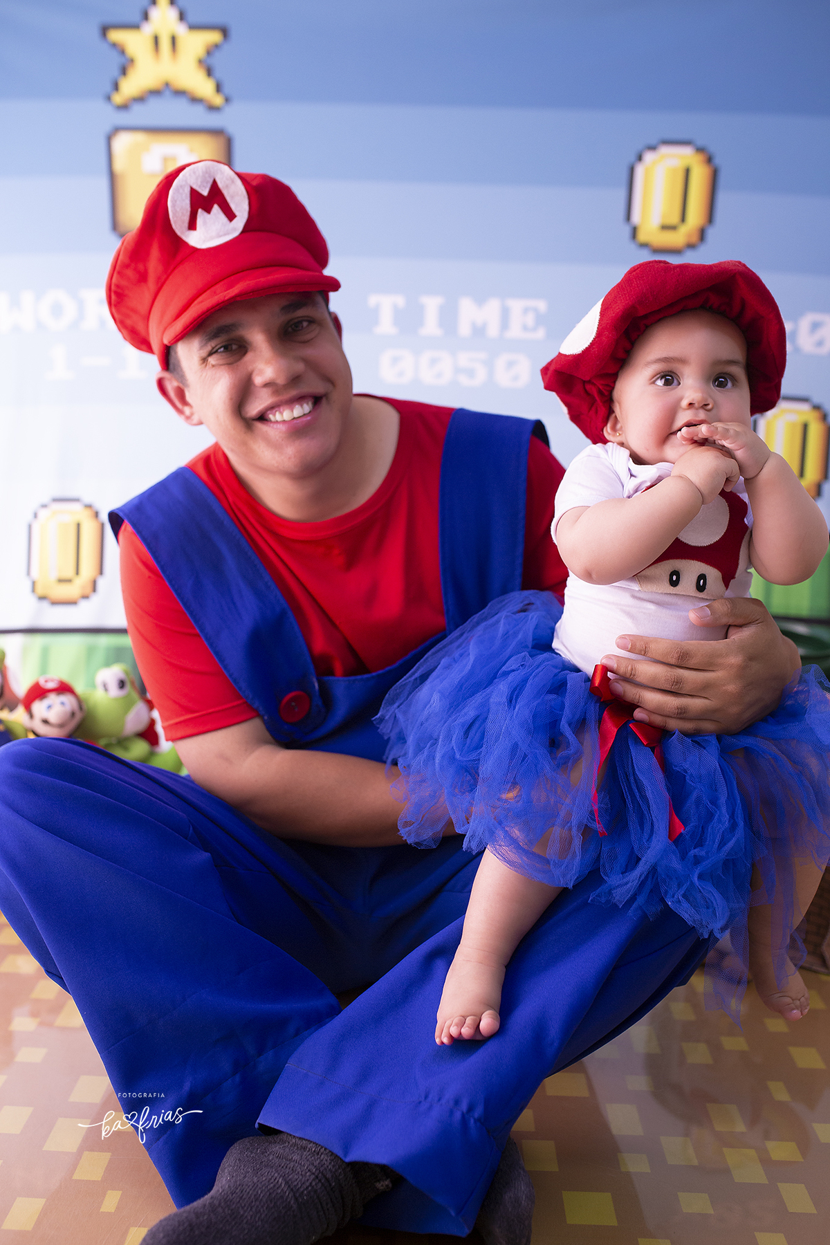 o pai se veste de super mario para a sessão com a filha