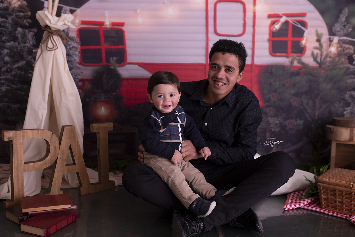 o pai posa com o filho na sessão de dia dos pais