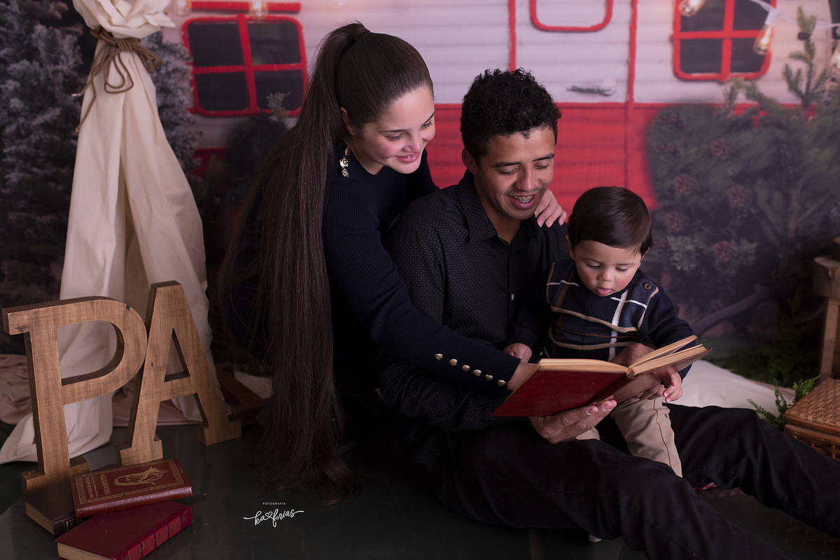 os pais leem para o bebe