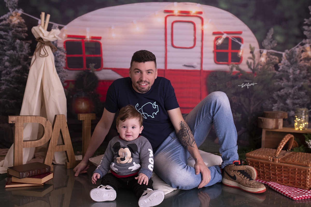 pai e filho posam para as fotos de dia dos pais