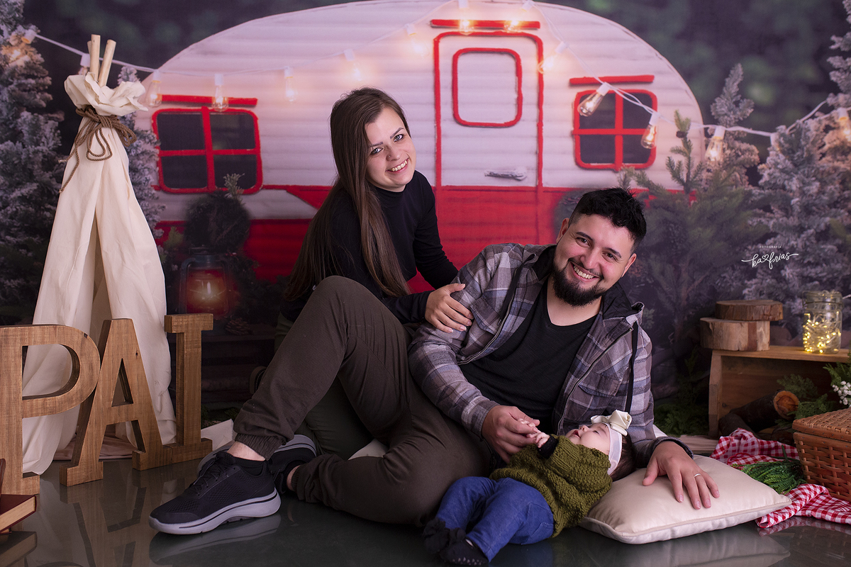 os pais posam com a filha no dia dos pais 2022