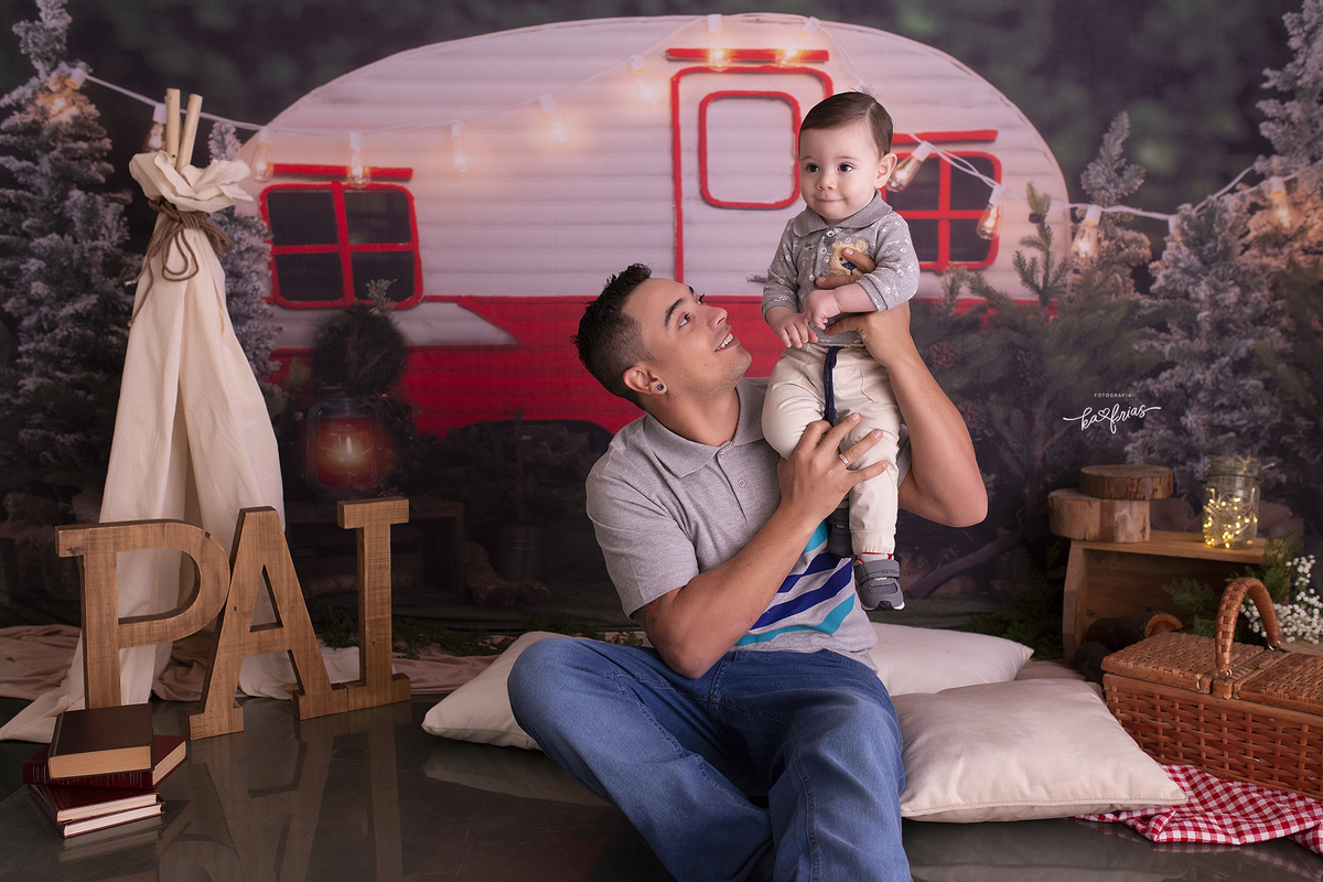 o pai brinca com o filho no ensaio de dia dos pais 2022