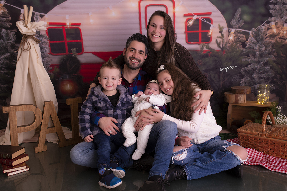 a familia toda participa do ensaio de dia dos pais
