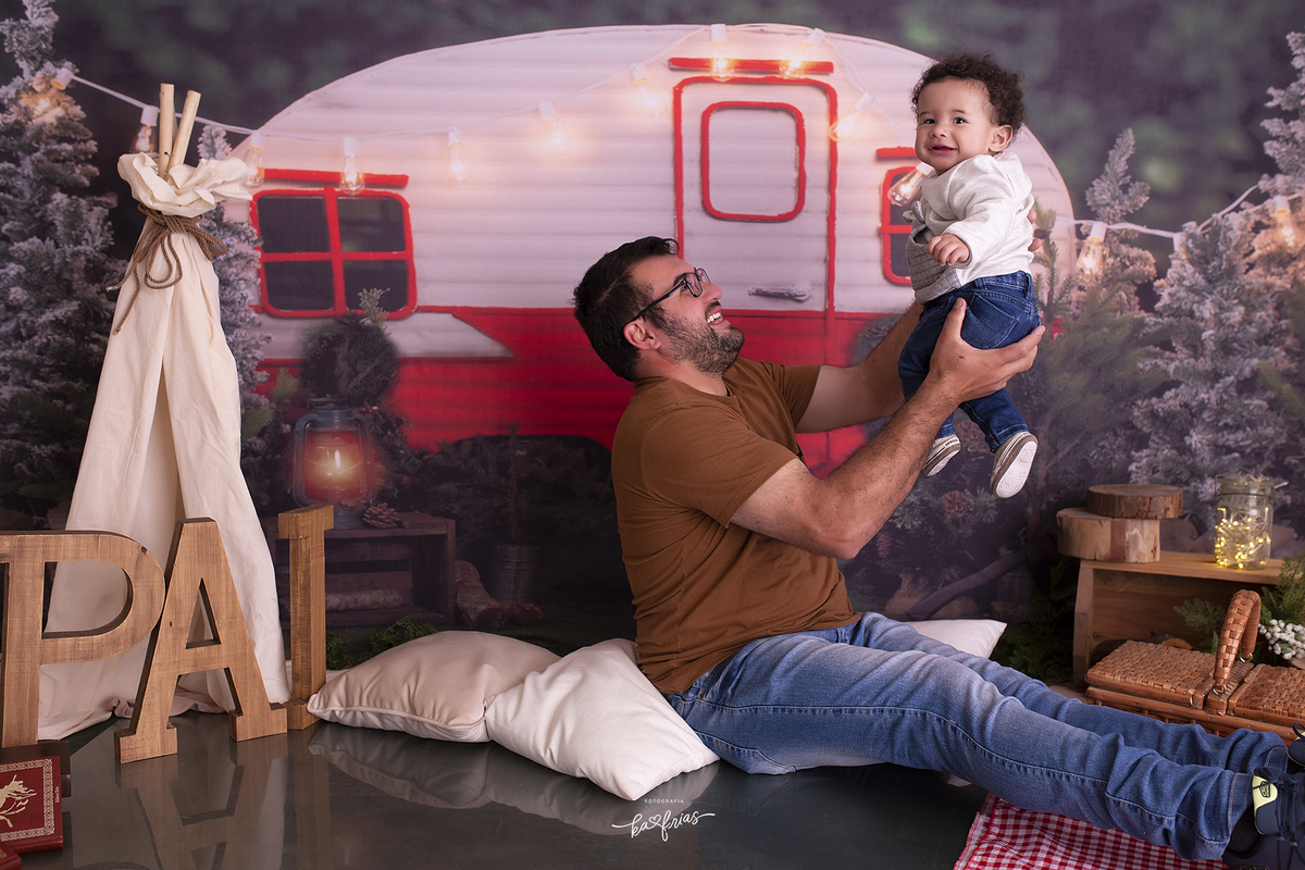 o pai brinca com o filho na sessão de dia dos pais