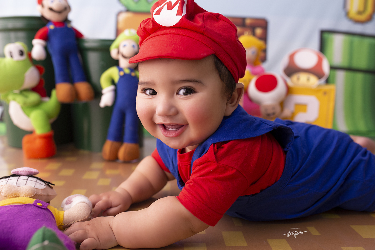 o bebe sorri na sessão de fotos