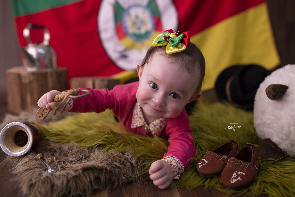 a menina sorri para a fotografa de bebes de caxiasdo sul, ka frias