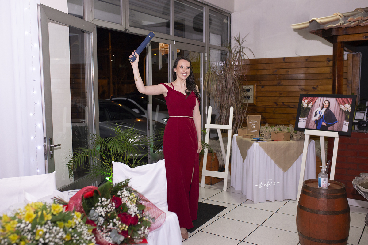  a formanda entra comemorando