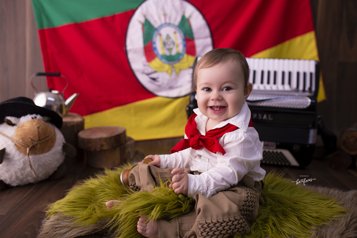 o bebe sorri para a fotografa de caxias do sul, ka frias