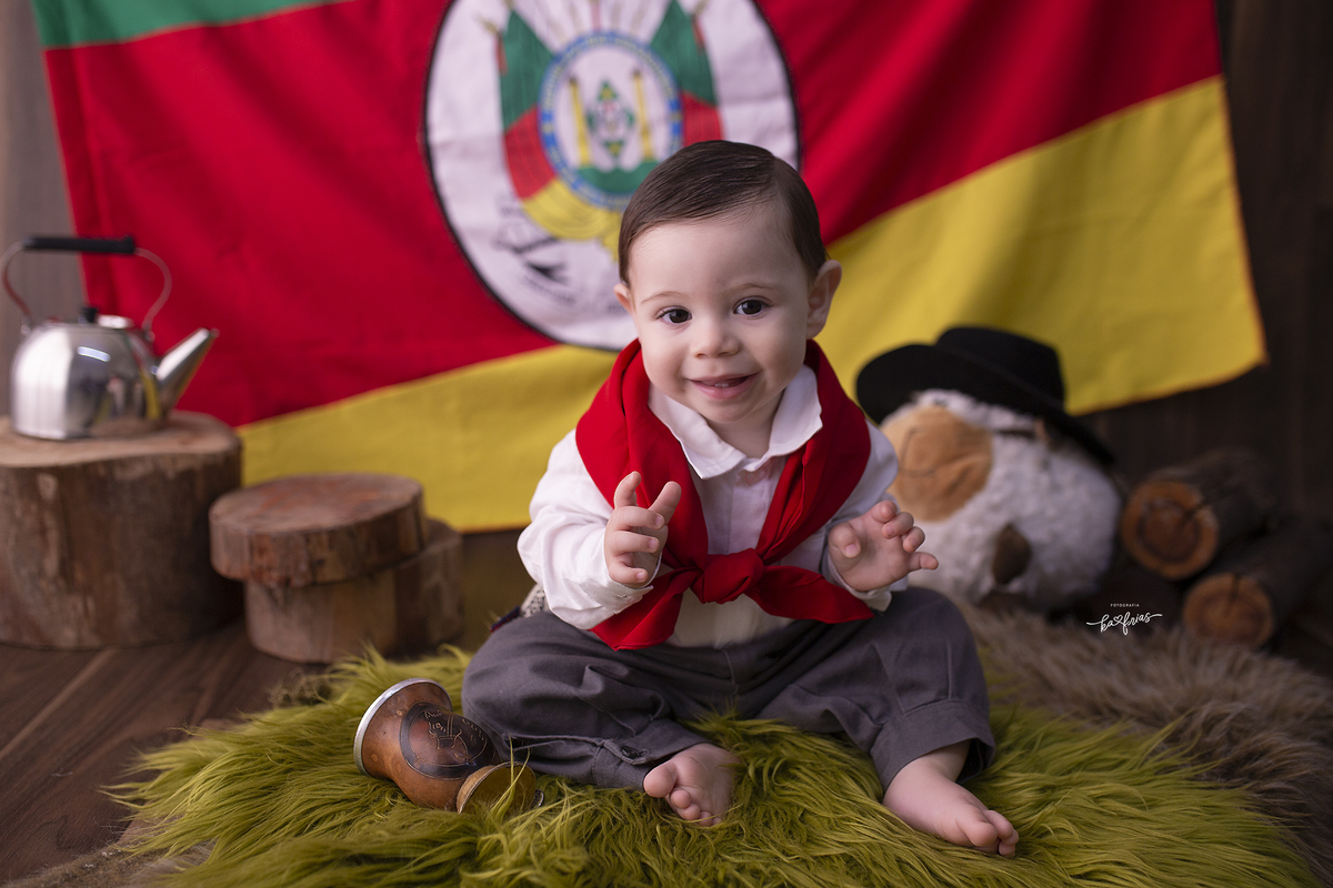 o menino sorri no ensaio farroupilha