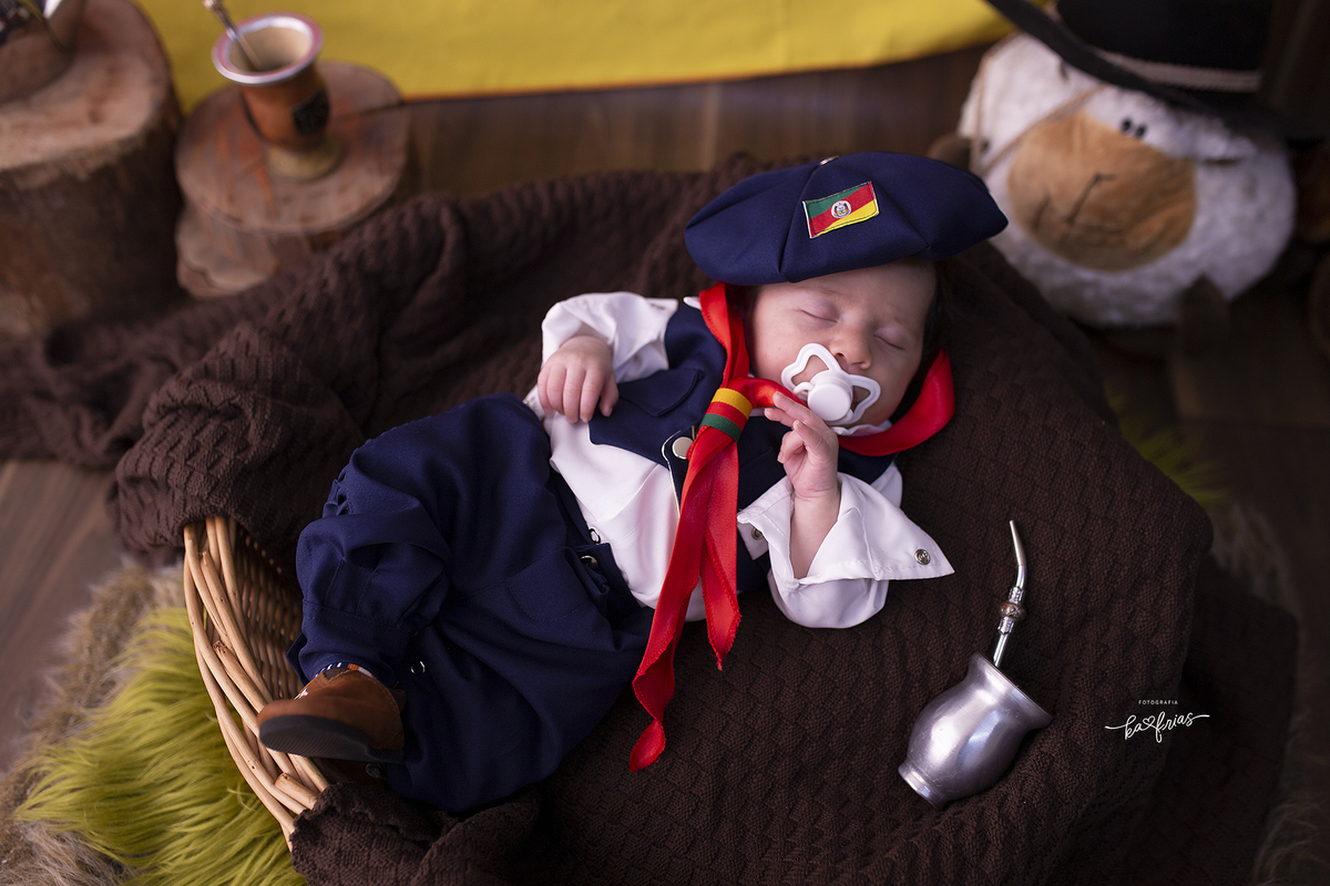 o bebe dorme no ensaio de gaucho