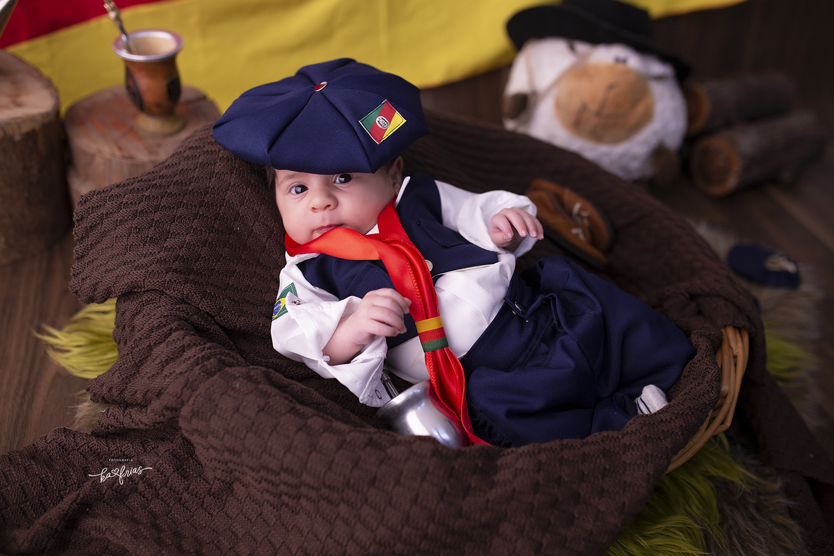 o menino esta vestido de gaucho em caxias do sul - rs