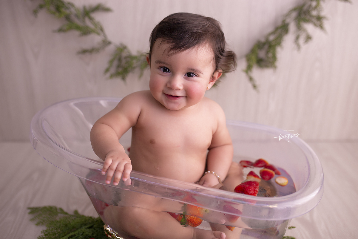 a menina olha para a fotografa de caxias do sul, ka frias