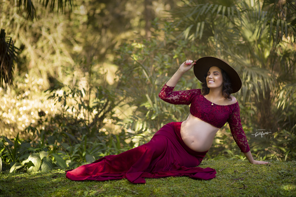 a gestante esta de chapeu para as fotos